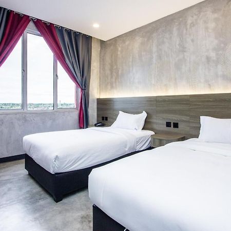 Sri Indar Hotel & Suites Парит-Бунтар Экстерьер фото