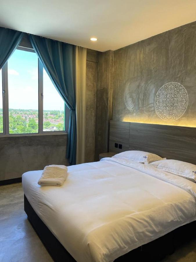 Sri Indar Hotel & Suites Парит-Бунтар Экстерьер фото